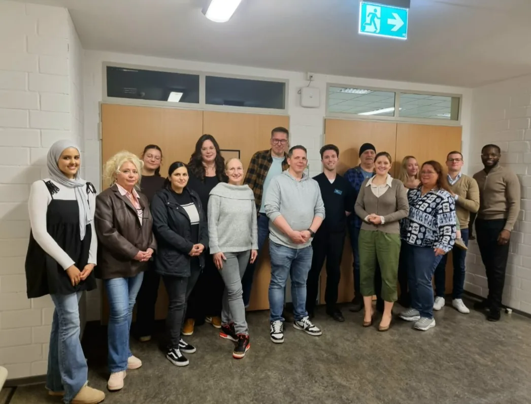 Gruppenfoto der Eltern und Unterstützer von Dia-Kids Wuppertal in einem Gruppenraum
